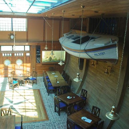 Hotel Marina Hermanuv Mestec Buitenkant foto