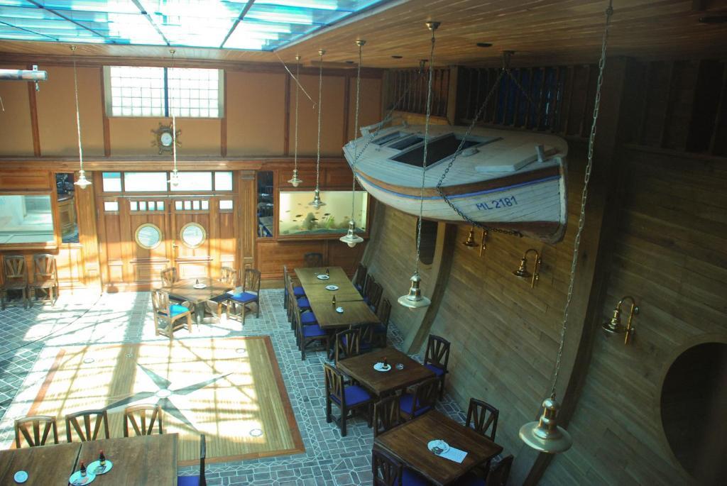 Hotel Marina Hermanuv Mestec Buitenkant foto
