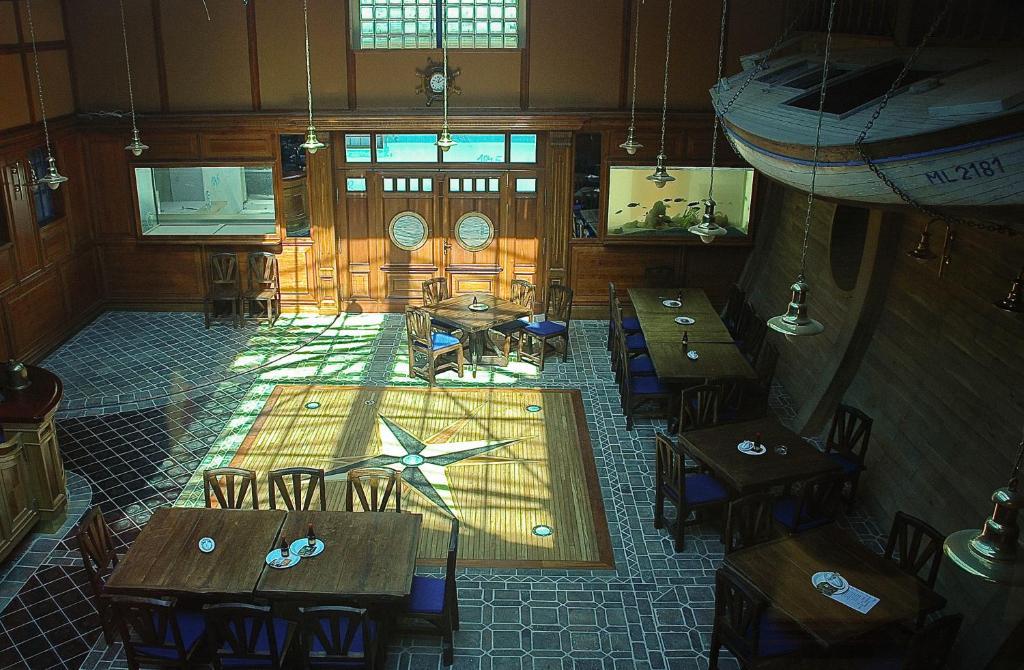 Hotel Marina Hermanuv Mestec Buitenkant foto